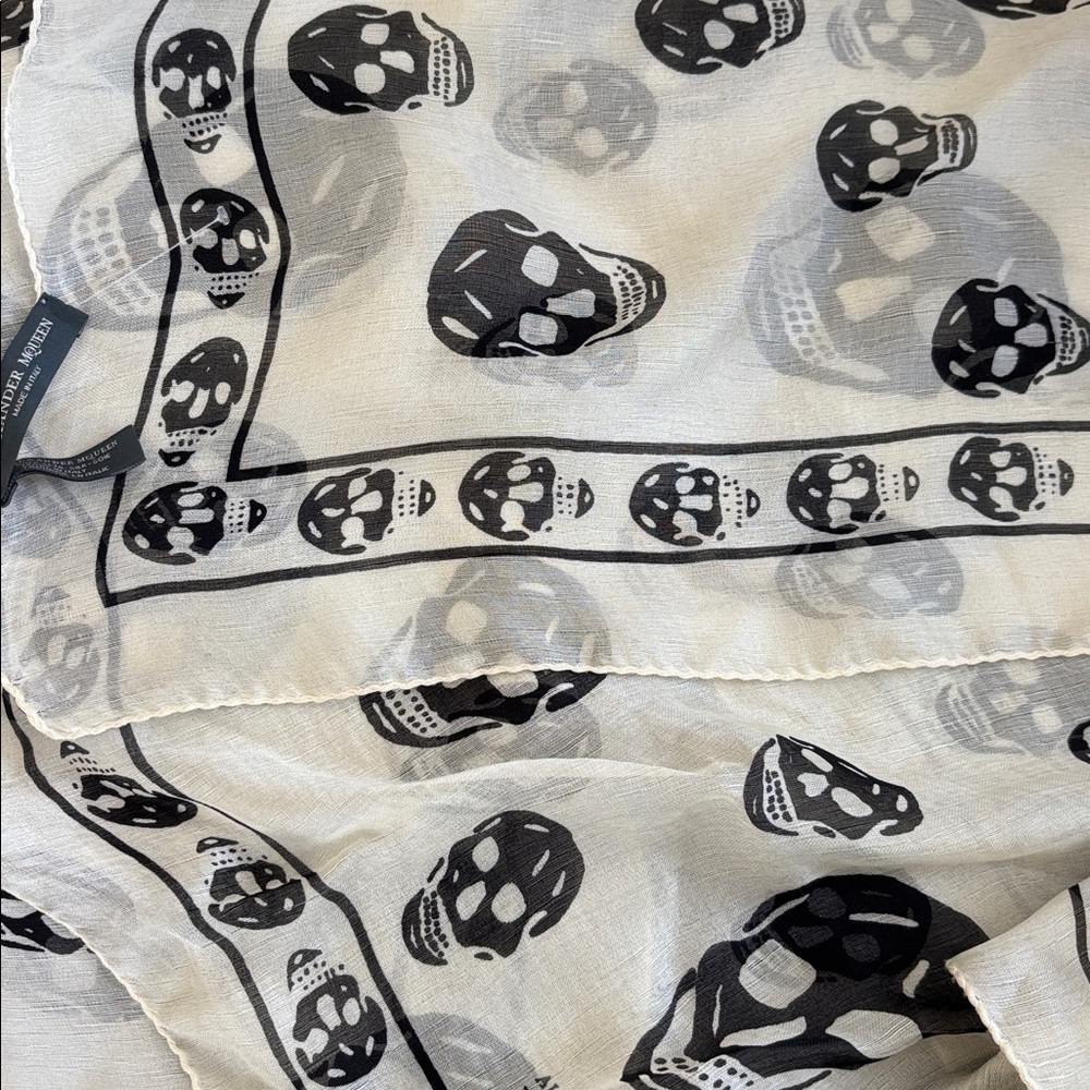 Alexander McQueen White and Black Skull Scarf - Picture 5 of 8